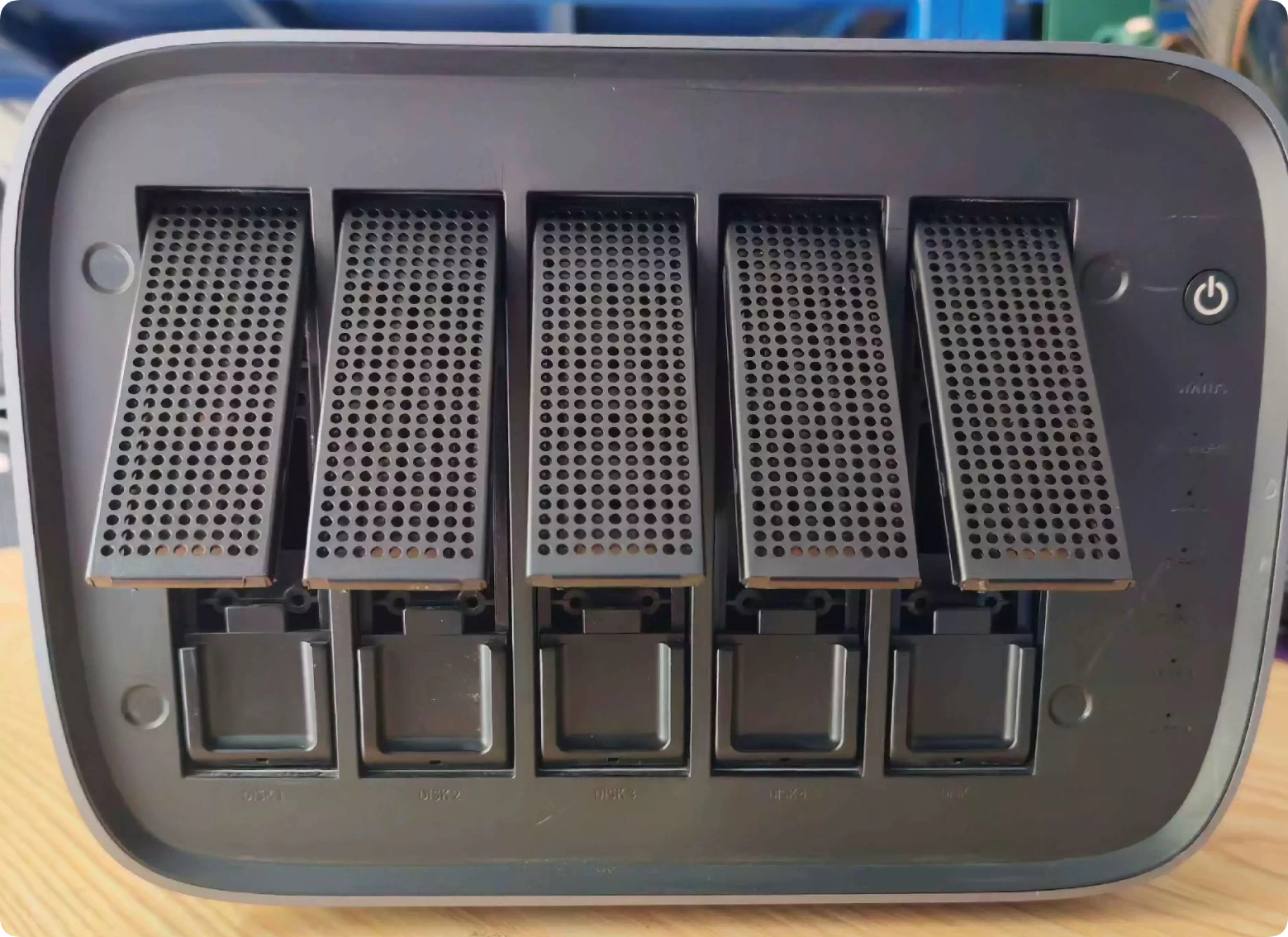 星哥带你玩飞牛 NAS 硬件 03:五盘位 +N5105+ 双网口的成品 NAS 值得入手吗 星哥带你玩飞牛 NAS 硬件 03:五盘位 +N5105+ 双网口的成品 NAS 值得入手吗