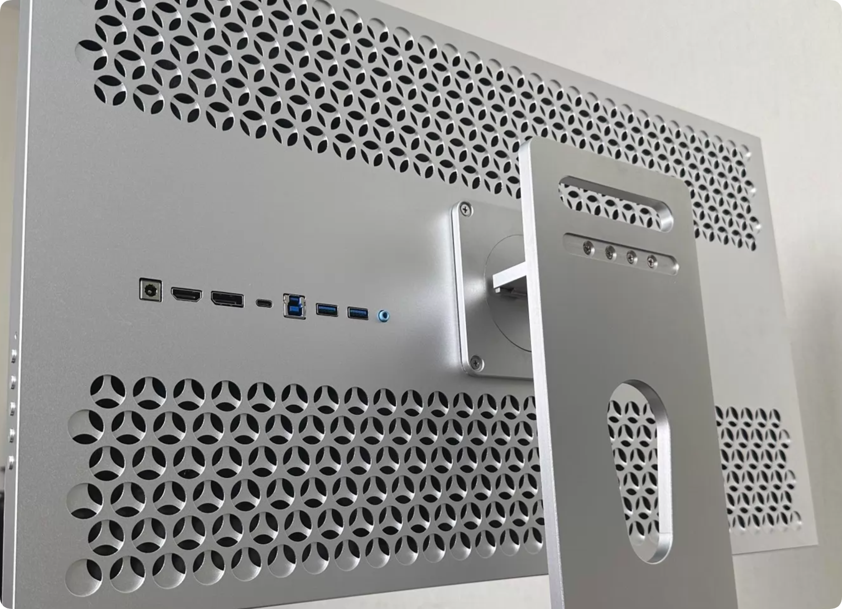 最佳显示器，1600 元搞定 Studio Display 完美替代，省下上万！